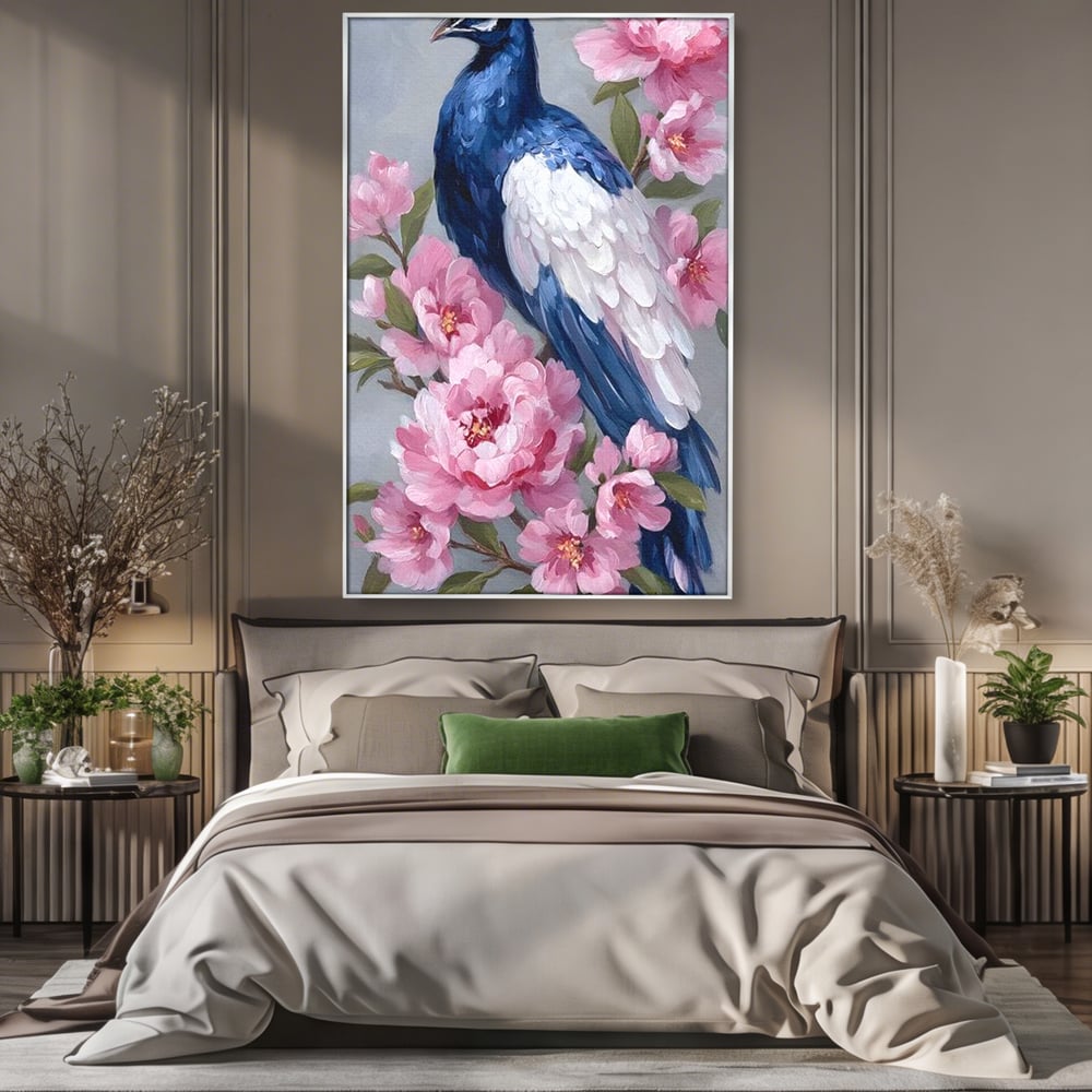 Tablou canvas cu tablou canvas cu paun si bujori roz, in rama de aluminiu argintiu, pe perete intr-un dormitor